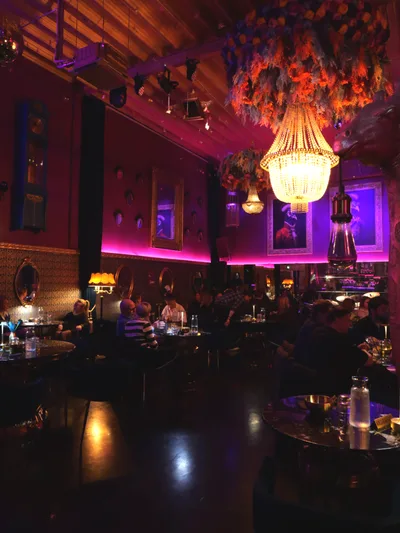 Bar med lysekroner