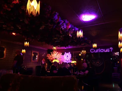 Stemningsfuld bar med neonlys