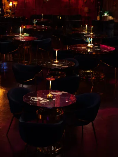 Mørk lounge med borde og lamper