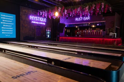 Shuffleboard ved Rust Bar